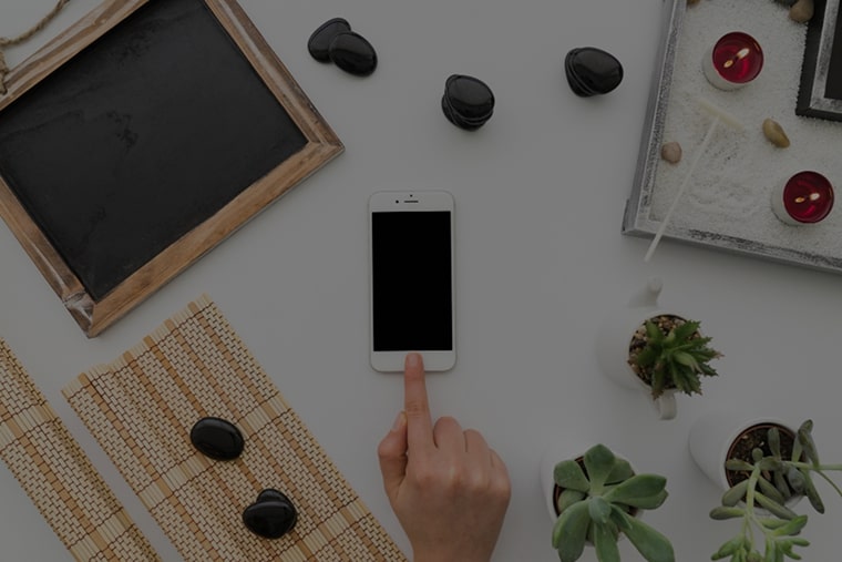 Hotel chatbot assisting guest with multilingual support